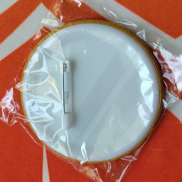 Blockbuster Employee of the Month novelty pin - Picture 3 of 4